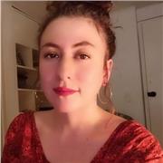 Profesora de licenciatura en educación artística imparte clase de música y artes